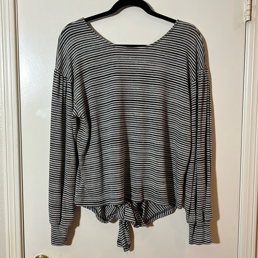 Daisies Women’s Split Back long Sleeved Top